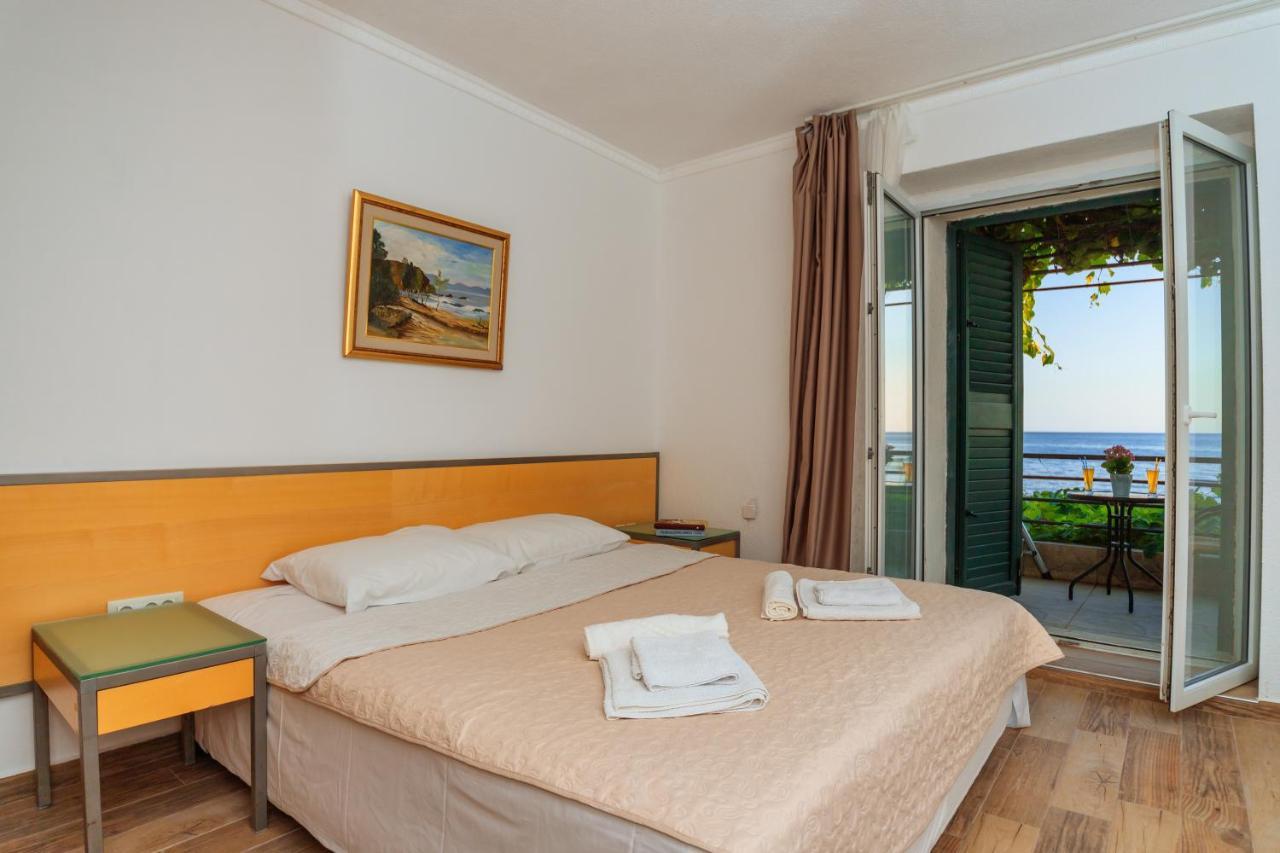 Hotel Savojo Petrovac Екстериор снимка