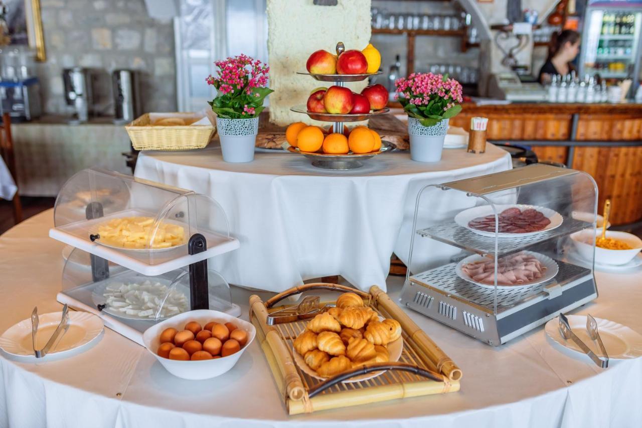 Hotel Savojo Petrovac Екстериор снимка
