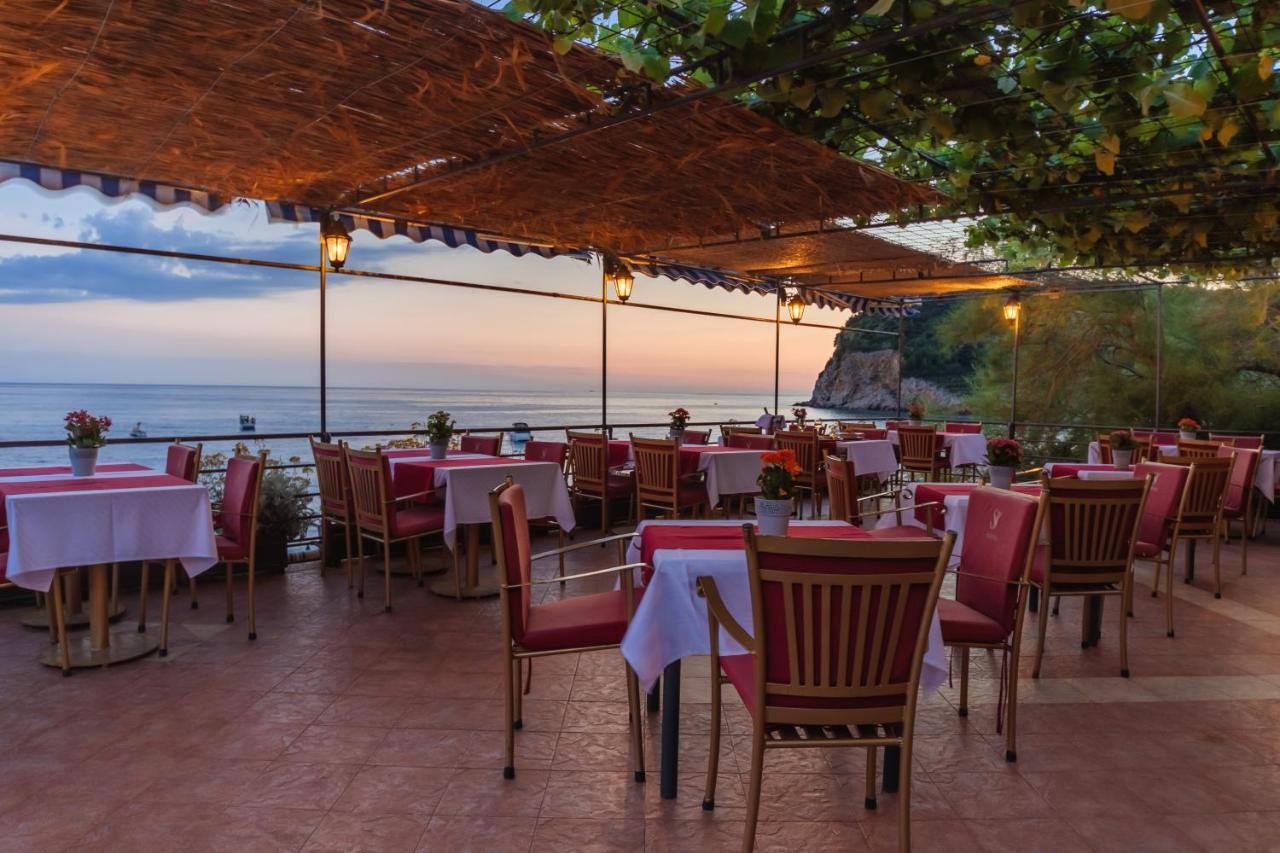 Hotel Savojo Petrovac Екстериор снимка