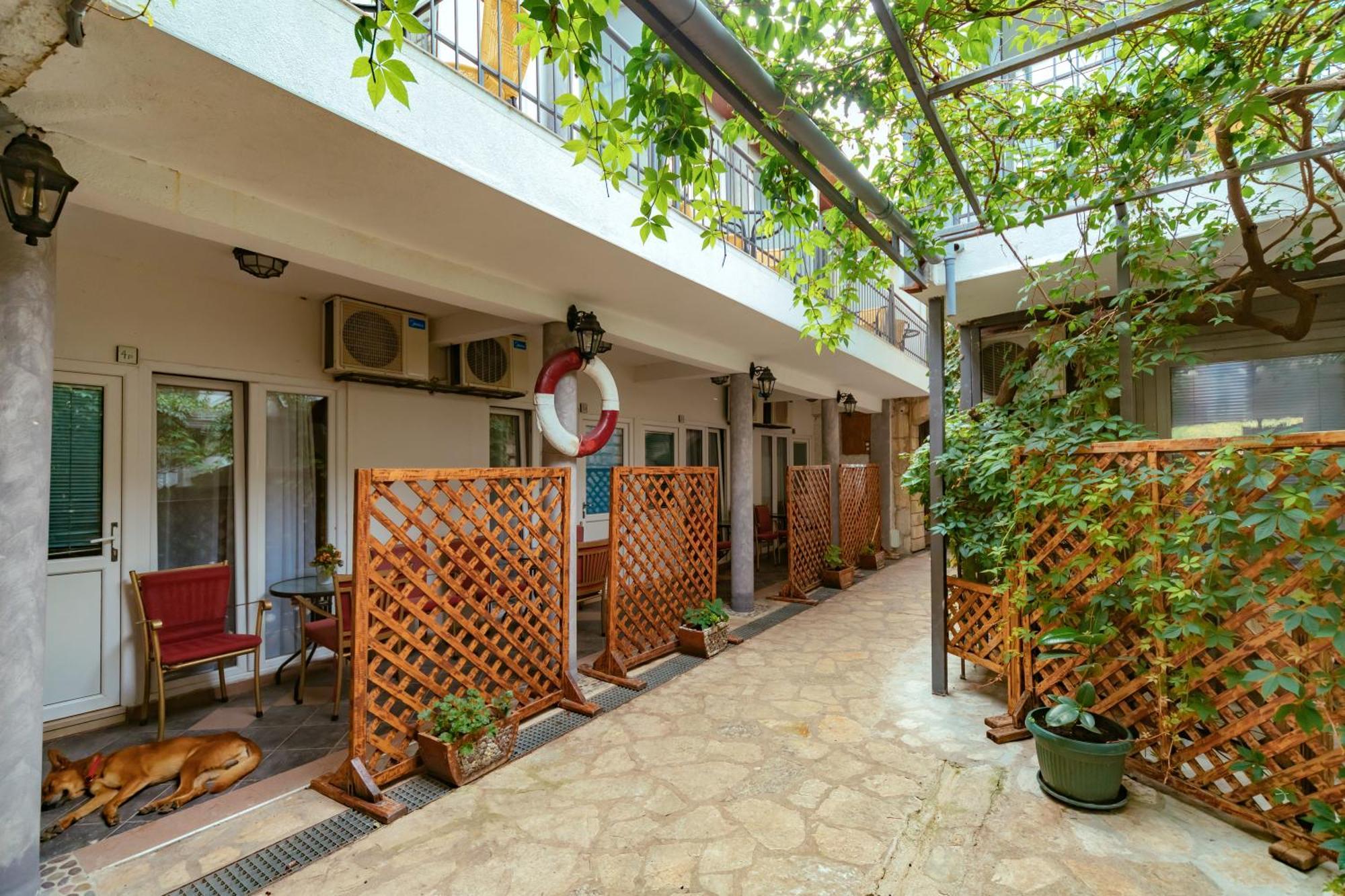 Hotel Savojo Petrovac Екстериор снимка