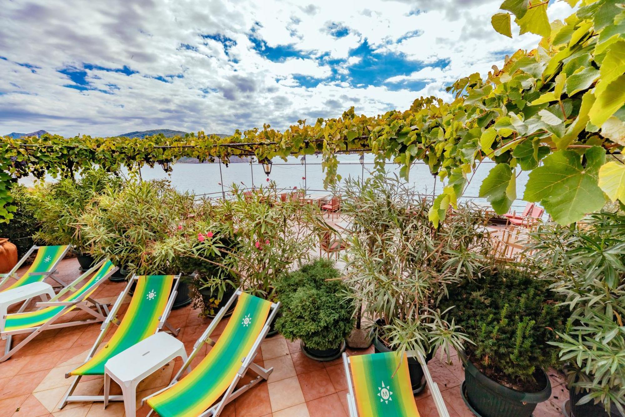 Hotel Savojo Petrovac Екстериор снимка