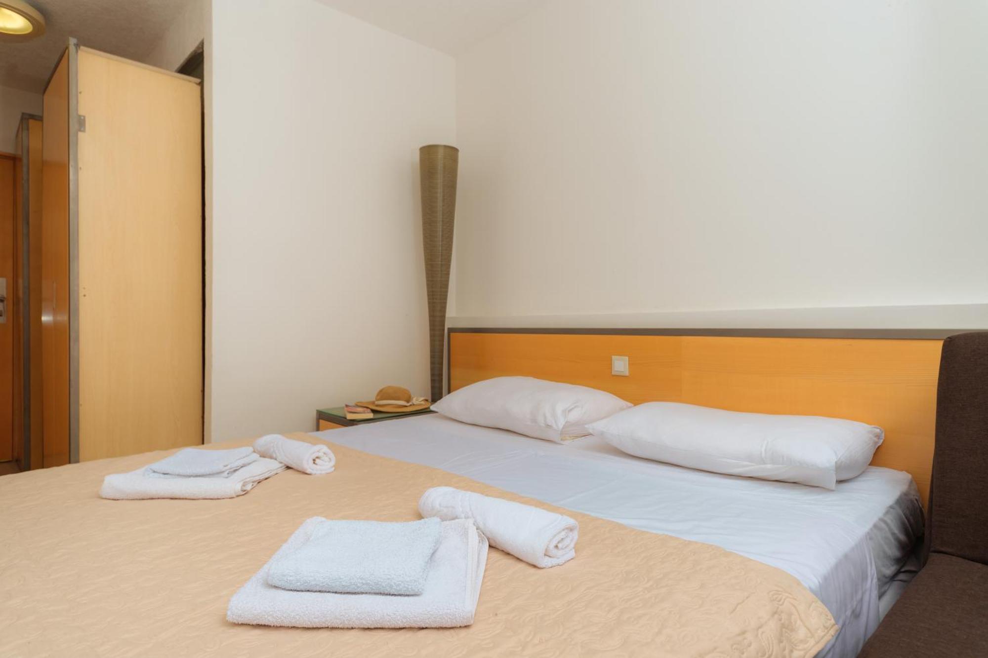 Hotel Savojo Petrovac Екстериор снимка