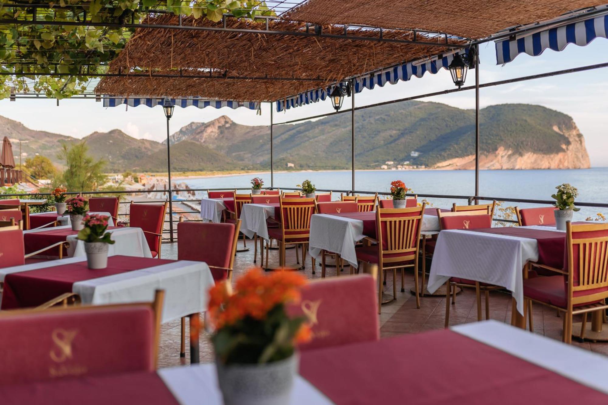 Hotel Savojo Petrovac Екстериор снимка