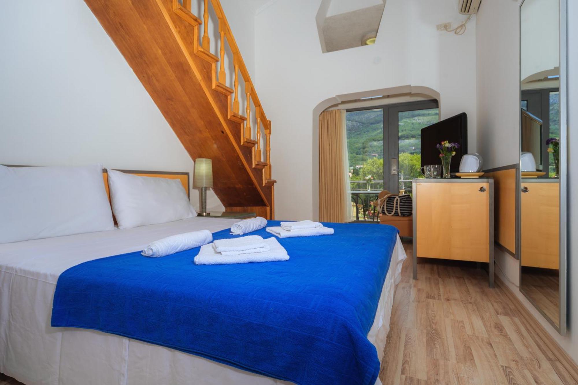 Hotel Savojo Petrovac Стая снимка