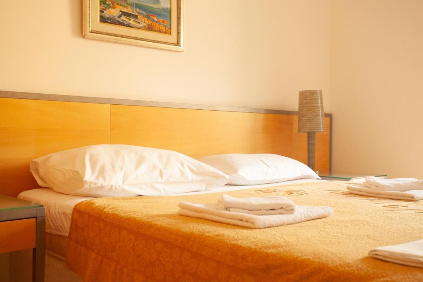 Hotel Savojo Petrovac Екстериор снимка