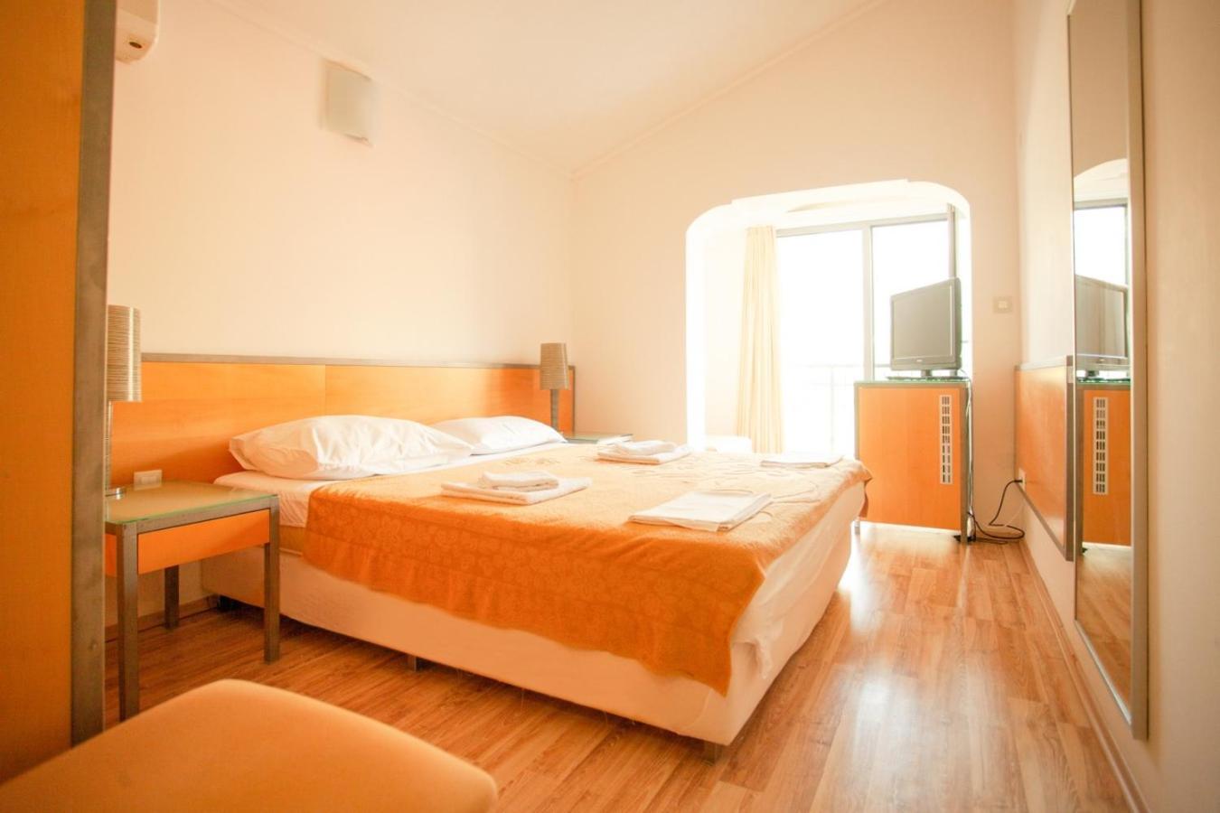 Hotel Savojo Petrovac Екстериор снимка